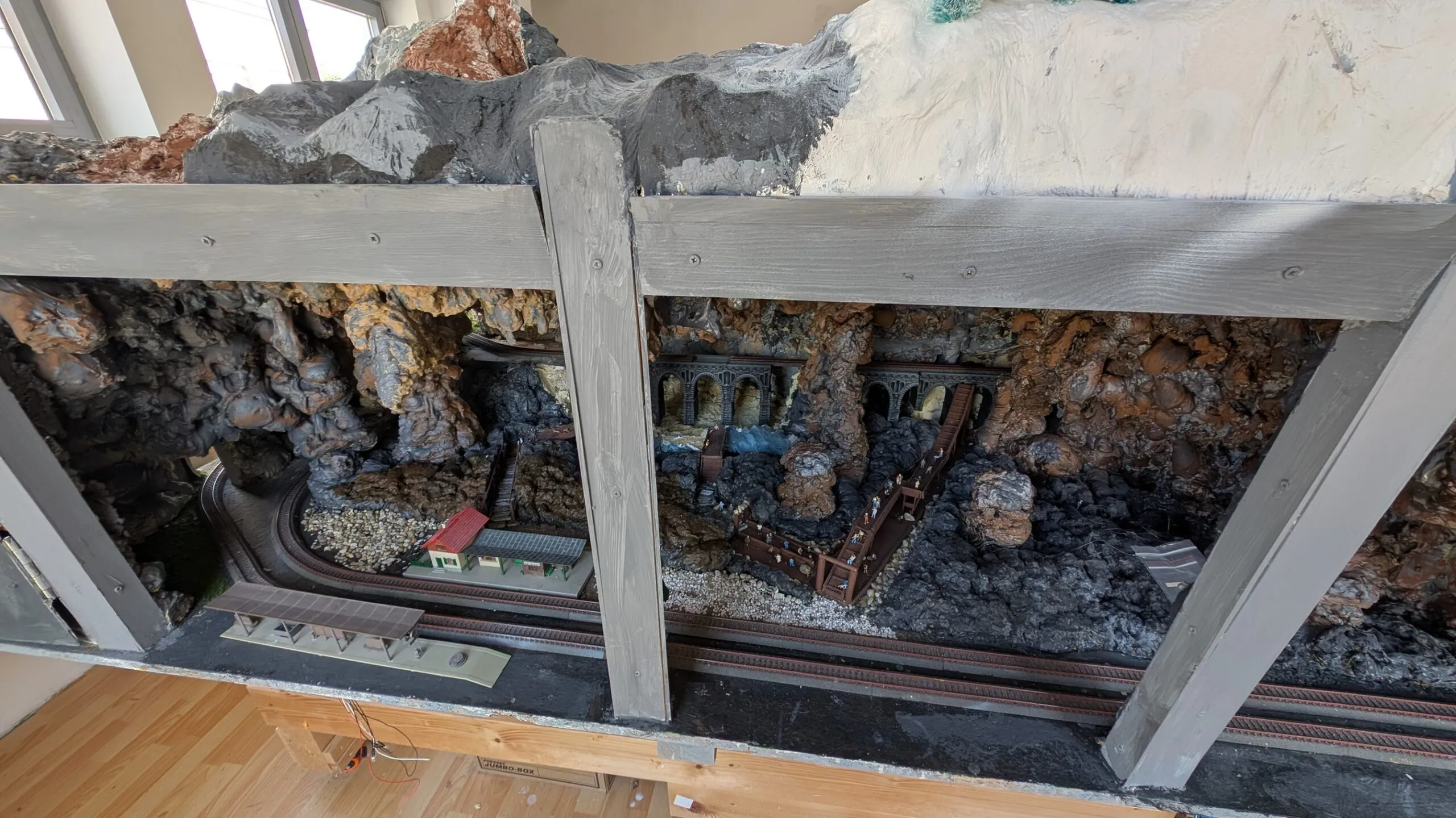 Beim kleinen Bahnhof hält der Zug, damit die Besucher die neu entstehende Tropfsteinhöhle besichtigen können